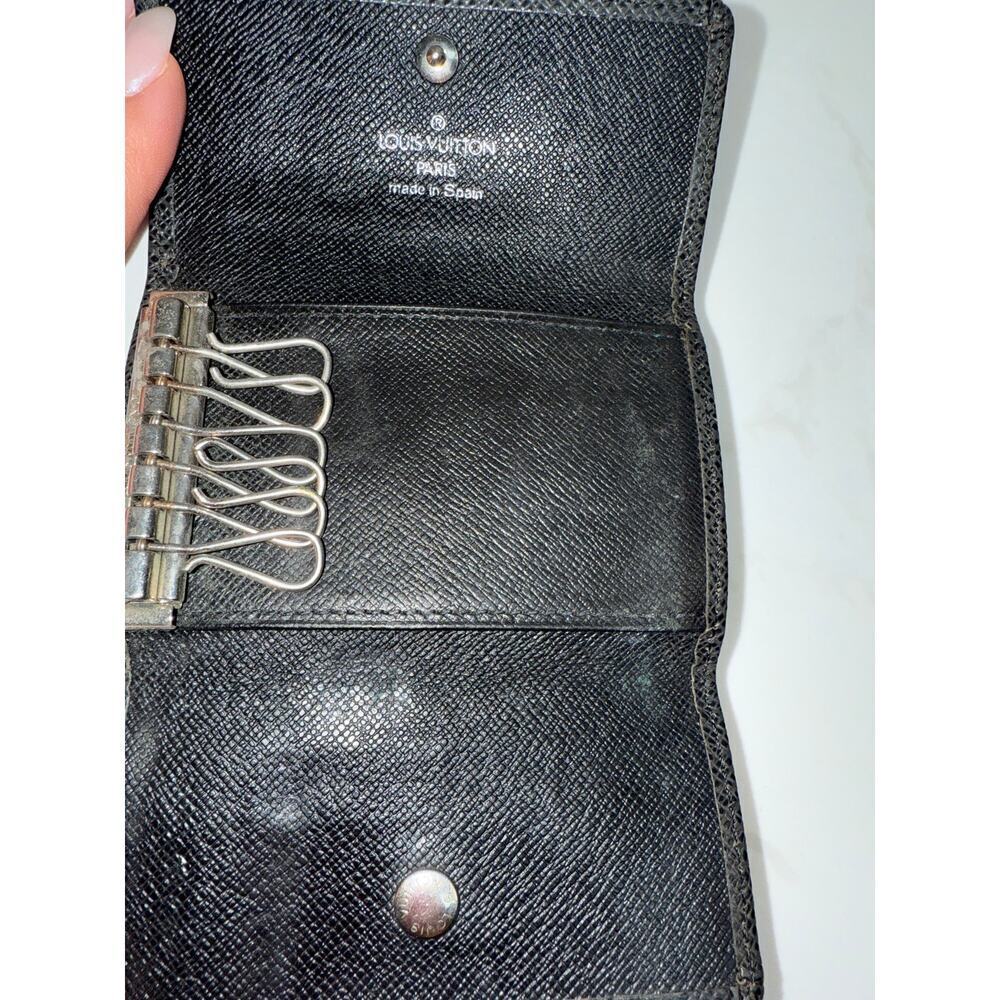 Louis Vuitton Taïga 6-Key Holder in Black - Picture 2 of 7